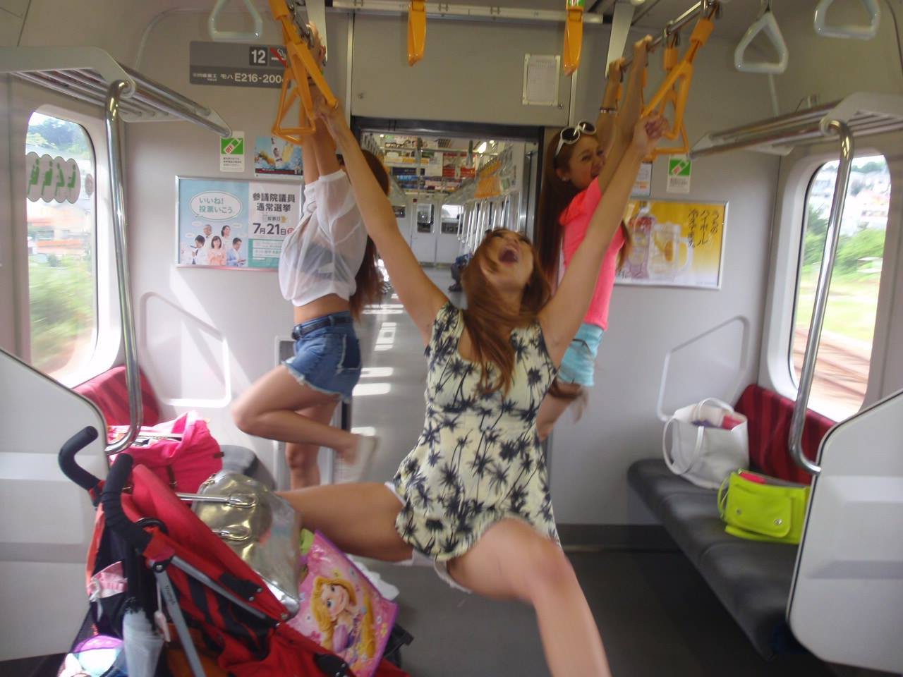【おふざけエロ画像】インスタやTwitterに毎日のように投稿されるリア充女子のおふざけエロ画像がビッチ過ぎてドン引きｗｗｗ その14